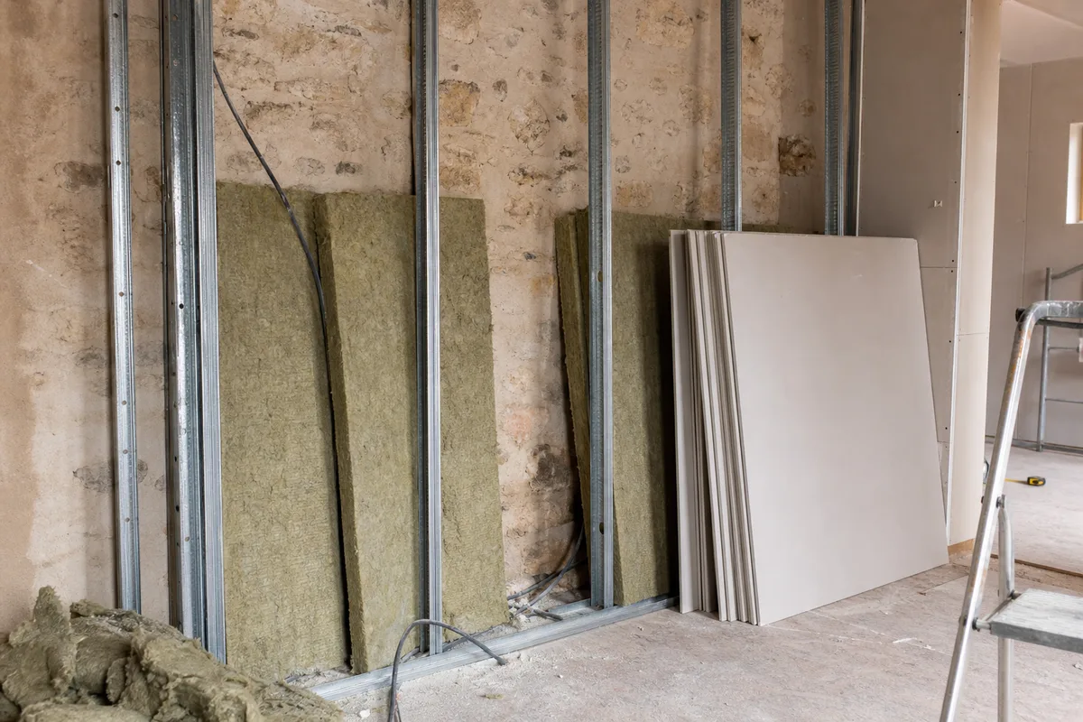 Pose d’un doublage isolant sur un mur intérieur lors d’une rénovation énergétique près de Sablé-sur-Sarthe